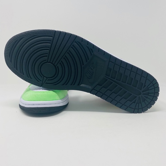 Jordan Women’s 1 Mid SE - Picture 6 of 8